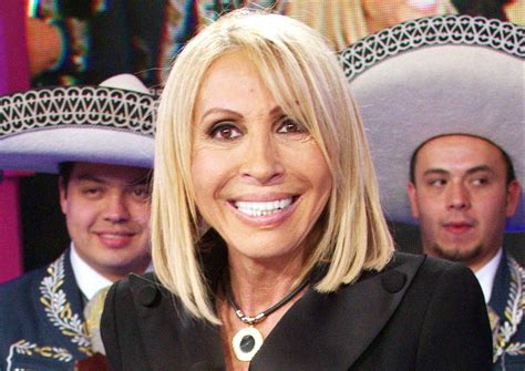 Laura Bozzo presume su fortuna en ropa: abrigo de perlas 